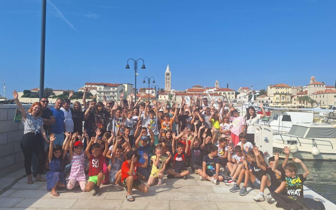 Učenici Eko grupe OŠ Ivana Rabljanina Rab i učenici područne škole Banjol zajedno obilježili Svjetski dan oceana