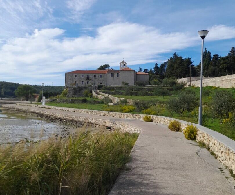 Šetnja i posjet crkvi i samostanu sv. Bernardina u Kamporu