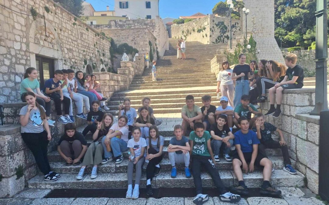 Učenici petih razreda u šetnji starim gradom