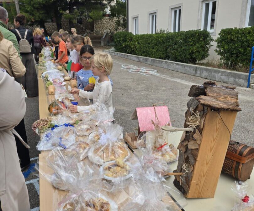 Učenici PŠ Barbat prigodnom priredbom i sajmom obilježili su Dan jabuka i Dane kruha i zahvalnosti za plodove zemlje