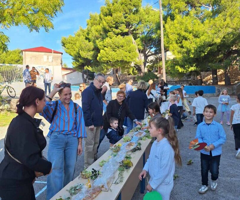 PŠ Barbat obilježila Dan jabuka – mirisi, pjesma i 20 metara štrudle!
